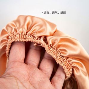 หมวกนอนผ้าซาตินเนื้อนุ่มแบบขายส่ง พร้อมสายผูก ปักโลโก้แบบ 3 มิติ หมวกคลุมผมขนาดใหญ่สำหรับผู้หญิง หมวกคลุมผมแบบสองด้านสำหรับดูแลเส้นผม - Product Image 4