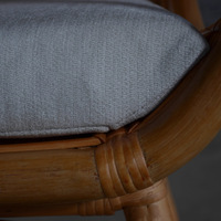 Chaise de salle à manger en rotin noir naturel avec dossier en cannage quadrillé et coussin en lin doux, style Wabi-sabi, mobilier minimaliste pour café et maison