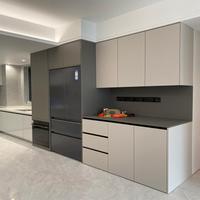 Tam Özelleştirilebilir Kahve Barı Buzdolabı Kombinasyon Dolabı Krem Mat Kaplama Gizli Prizli Modern Ev Yemek Alanı İçin