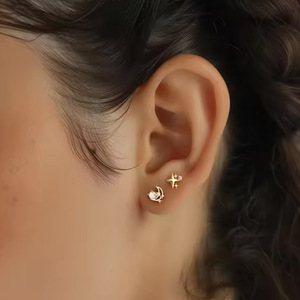 Boucles d'oreilles étoiles plaquées titane avec incrustation de cristaux pour piercing du cartilage de l'oreille, bijoux hypoallergéniques ASTM F136 - Product Image 4