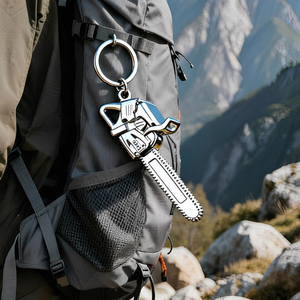 ผู้ผลิตมืออาชีพขายส่<span class=keywords><strong>ง</strong></span>พว<span class=keywords><strong>ง</strong></span>กุญแจโลหะแบบกำหนดเองสไตล์การ์ตูนยอดนิยมรูปทร<span class=keywords><strong>ง</strong></span>เครื่อ<span class=keywords><strong>ง</strong></span>มือ ดีไซน์เลื่อยยนต์สุดเท่ - Product Image 2