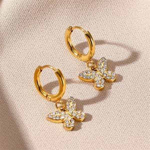 Boucles d'oreilles créoles pendantes papillon en zircon CZ plaqué or, délicates et luxueuses - Product Image 3