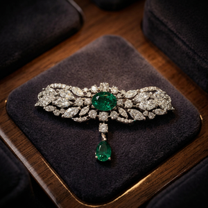 Broche vintage émeraude et diamant, or 18 carats, design floral, bijoux de mariage pour femme - Product Image 3