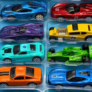 Set di 50 Auto in <span class=keywords><strong>Scala</strong></span> <span class=keywords><strong>1</strong></span>:64 in Lega Pressofusa - Veicoli Giocattolo in Metallo in Miniatura per Bambini 3-8 Anni, Regali per Feste di Compleanno e Natale - Product Image 4