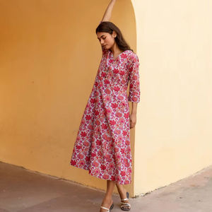 Robe Aphrodite imprimée à la main, longueur mi-mollet, motif floral, style bohème décontracté pour femmes - Product Image 2