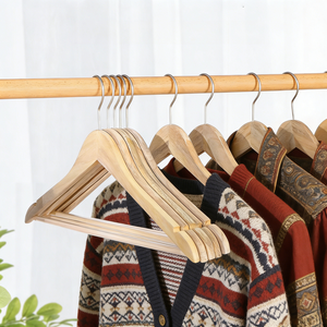 Percha <span class=keywords><strong>de</strong></span> madera <span class=keywords><strong>de</strong></span> alcanfor con logotipo personalizado, antideslizante, sin marcas, <span class=keywords><strong>de</strong></span> madera natural, con barra para pantalones - Product Image 1