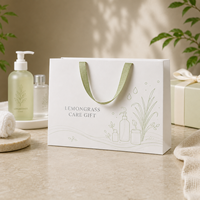 Sac cadeau en papier blanc de qualité supérieure, carton de qualité supérieure, surface de lamination mate, pour boutique de vêtements et de mode, personnalisable
