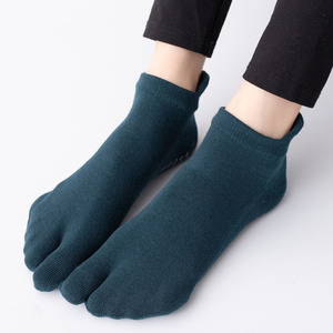 Haute qualité coton peigné 2 orteils fendus doigt Pilates Yoga chaussettes antidérapant sabots tongs intérieur sol sport danse cheville chaussettes - Product Image 3