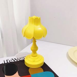 Lámpara de Mesa Creativa Retro con Pantalla de Hoja de Loto, Luz Nocturna de Escritorio, Mini Lámpara de Lectura con Carga USB, Decoración Retro para el Hogar - Product Image 1