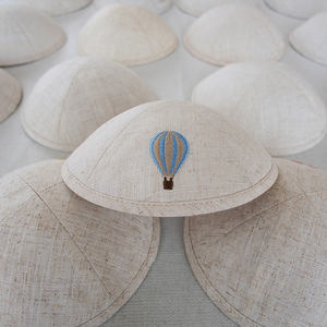 Kipá de Lino Bordada con Globo Aerostático Personalizado, Ahava Judía, Se Puede Personalizar para Bodas y Barbat Mitzvahs, Yarmulke - Product Image 1