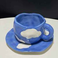 Tasse à café et soucoupe en céramique irrégulière peinte à la main, motif ciel bleu et nuages blancs, couleur sous-glaçure, façonnée à la main