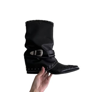 <span class=keywords><strong>Bottes</strong></span> courtes style punk en <span class=keywords><strong>cuir</strong></span> noir vente en gros automne hiver rivet avec <span class=keywords><strong>bottes</strong></span> pour pantalons bottines pour femmes à talons épais et bout pointu - Product Image 5