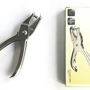 Perforateur de papier métallique de qualité, design classique, bon prix, 6 feuilles, mini, pour bureau, couleur argent, 6 mm, avec 1 trou de perforation - Product Image 4