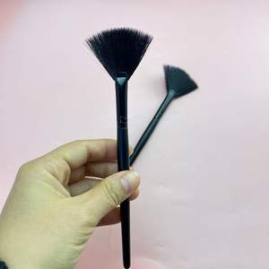 Brocha <span class=keywords><strong>de</strong></span> <span class=keywords><strong>Maquillaje</strong></span> Profesional en Forma <span class=keywords><strong>de</strong></span> Abanico Curvo Pequeño, Color Negro, con Fibra Artificial y Mango <span class=keywords><strong>de</strong></span> Madera - Product Image 3