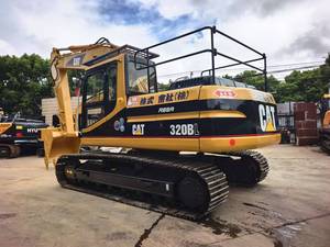 Excavatrice sur chenilles Caterpillar 320BL d'occasion, d'origine japonaise, faible nombre d'heures de travail, pour projet de construction - Product Image 2