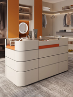 Îlot de dressing moderne avec étagère vitrée et unité de rangement centrale pour l'organisation de la chambre et de la vestiaire
