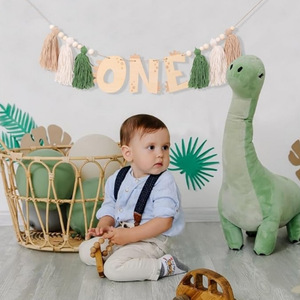 Decoración de madera para cumpleaños de bebé con diseño de dinosaurio de Amazon, guirnalda de letras con el número uno para habitación infantil, decoración de escena con banderines. - Product Image 1