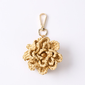 Porte-clés personnalisés faits à la main, breloques de sac en raphia 3D en forme de rose, pendentifs floraux stéréoscopiques - Product Image 4