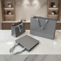 Sac cadeau en papier gris de luxe avec logo personnalisé, poignée en ruban de satin, sac de shopping réutilisable écologique pour les bijouteries