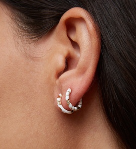 Milskye bijoux fins à la mode plaqué <span class=keywords><strong>or</strong></span> 18 carats 925 argent <span class=keywords><strong>créole</strong></span> mini tuscard email leo boucles d'oreilles créoles en émail <span class=keywords><strong>blanc</strong></span> doré - Product Image 2