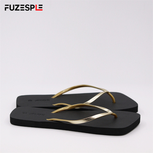 Sandalias <span class=keywords><strong>minimalistas</strong></span> negras con logotipo en relieve sólido al por mayor, <span class=keywords><strong>chanclas</strong></span> con diseño de correa en T doradas llamativas, <span class=keywords><strong>chanclas</strong></span> para <span class=keywords><strong>mujer</strong></span> - Product Image 4