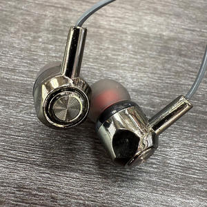 Écouteurs filaires QCY Tune 305 Premium avec fil 3,5 mm, micro radio, étui M5, lot, vente en gros d'usine, écouteurs métalliques personnalisés - Product Image 1