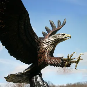 Disegni popolari scultura a grandezza naturale dell'aquila del bronzo fuso