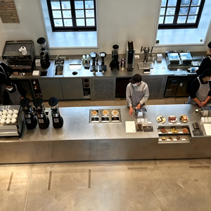 เคาน์เตอร์บาร์กาแฟเชิงพาณิชย์ เคาน์เตอร์บาร์สแตนเลส พร้อมระบบ POS และเครื่องบันทึกเงินสด สำหรับธุรกิจร้านกาแฟ ร้านค้าปลีก และธุรกิจจัดเลี้ยง - Product Image 5