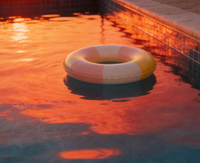 Bouée de piscine gonflable tricolore accrocheuse en jaune, blanc et rose, pour grande piscine en PVC et fête de plage estivale