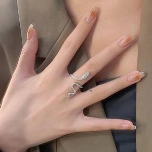 Anillo de Diamantes de Alta Gama para Mujer de Xiaohongshu, Diseño de Serpiente de Plata Pura de Lujo con Hada del Viento, Nuevo Estilo Moderno - Product Image 1