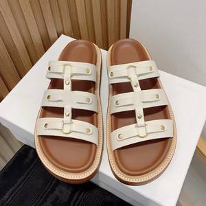 Zapatillas de lujo famosas de diseñador, <span class=keywords><strong>sandalias</strong></span> de <span class=keywords><strong>plataforma</strong></span> de cuero estilo remache romano, zapatillas deportivas informales de verano, zapatillas deslizantes para hombres y mujeres - Product Image 4