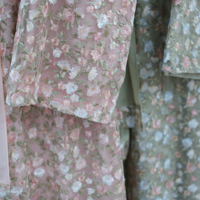 Vêtements islamiques Loriya, élégante abaya d'été, cardigan en dentelle douce, fleurs en maille, abaya champêtre, robe musulmane pour femmes avec hijab en mousseline