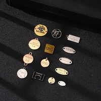 Étiquettes métalliques écologiques personnalisées fabriquées selon des procédés de découpe, logos, vêtements, chaussures, sacs, étiquettes gaufrées de marque en rouleau