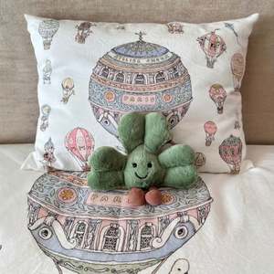 Jellyca Ireland Limited Clover Bear - Muñeco de Peluche Suave con Relleno de Algodón PP, Peluche Corto - Product Image 4