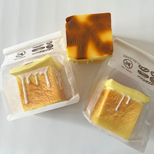Juguete de simulación blandito ONR con materiales de PU/EVA/silicona, diseño de rebote lento para descompresión temática de música y comida, edades 5-7 años y mayores - Product Image 2