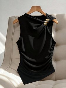 T-1715 Elegante T-shirt Nera Senza Maniche con Dettaglio Bottoni Dorati, Vestibilità Slim Unica, Maglia Stampata per Donna - Product Image 1