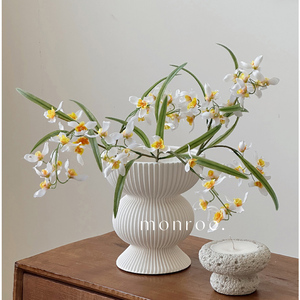 Nordique texturé forme irrégulière blanc fait à la main <span class=keywords><strong>poterie</strong></span> minimaliste moderne art nordique décor à la maison rayure <span class=keywords><strong>vase</strong></span> à fleurs <span class=keywords><strong>en</strong></span> céramique - Product Image 3