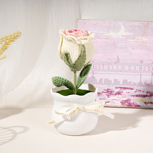 Maceta de rosas de ganchillo hecha a mano, bonita decoración floral de punto con <span class=keywords><strong>detalles</strong></span> delicados para la decoración del hogar y regalo de San Valentín - Product Image 2