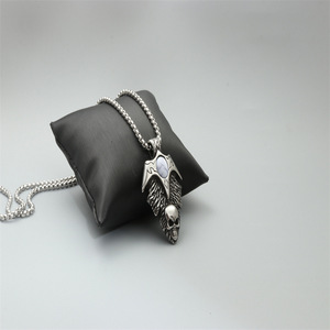 Collier pendentif crâne Yunnique en acier noir avec incrustation de turquoise sertie clos, breloque thématique pour cadeau, bijoux de mode - Product Image 3