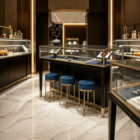 Comptoir de présentation de bijoux en verre avec revêtement en velours bleu pour boutique de bijoux haut de gamme, vitrine d'îlot de présentation de bijoux de luxe