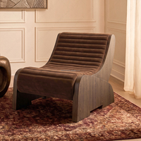 Fauteuil lounge FERLY de style contemporain luxueux, avec revêtement en velours capitonné, structure en bois courbé, fauteuil de détente