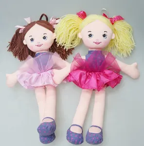 ที่มีสีสันยัดตุ๊กตาผ้าขี้ริ้วตุ๊กตาของเล่นสำหรับสาวๆ OEM ที่กำหนดเองน่ารักการ์ตูนทำด้วยมือผ้านุ่มบัลเล่ต์ตุ๊กตาผ้า