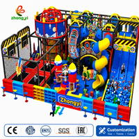Parc d'attractions intérieur amusant avec toboggans lumineux, défis de puzzle, trampolines circulaires et balades à cheval pour enfants