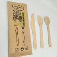Ensemble de couverts jetables biodégradables en bois, emballés dans un sac en papier, cuillère, fourchette et couteau en bois enveloppés dans du papier