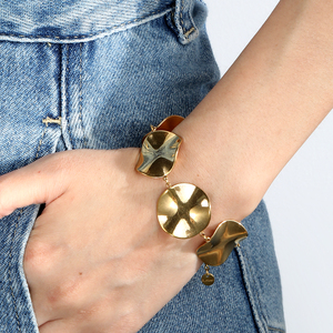 Pulsera de Acero Inoxidable Chapada en Oro de 18K, Diseño Irregular con Textura Metálica, Cadena con Placa Redonda Grande, Venta al Por Mayor para Mujeres - Product Image 1