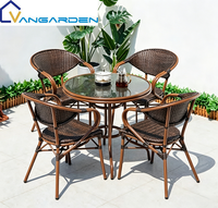 Ensemble de mobilier de jardin moderne et minimaliste en rotin tressé pour événements, avec table à manger et chaises, plateau en verre, durable, pour hôtels et jardins