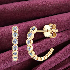 Pendientes de media aro modernos para mujer, color D, redondos, de plata de ley 925 con moissanita, chapados en rodio/platino, engaste de garra - Product Image 3