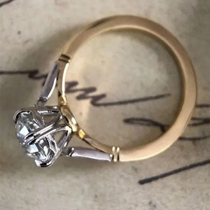 Anello con accenti in cristallo bicolore per donna, accessori minimalisti ed eleganti per l'uso quotidiano - Product Image 1