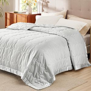 Queen Size gris léger vers le bas Alternative été doux confortable couvertures <span class=keywords><strong>de</strong></span> <span class=keywords><strong>lit</strong></span> chaudes avec garniture en <span class=keywords><strong>satin</strong></span> 90x90 pouces pour toutes les saisons - Product Image 1