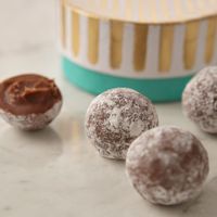 Vente en gros de tubes en papier de qualité alimentaire créatifs écologiques boîte ronde à biscuits kraft emballage tubes de bonbons boîtes de truffes au chocolat